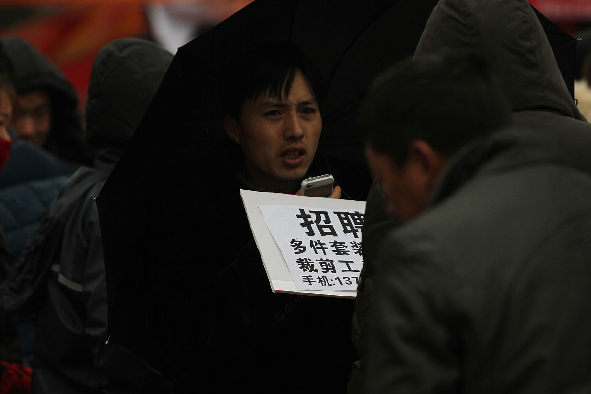   2014年2月19日,众多举着招工牌子的家纺企业招工人员聚集在江苏南通