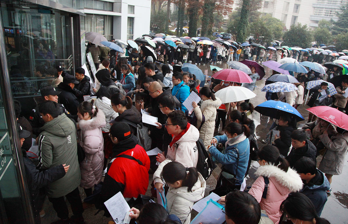 雨中借伞，温暖人心