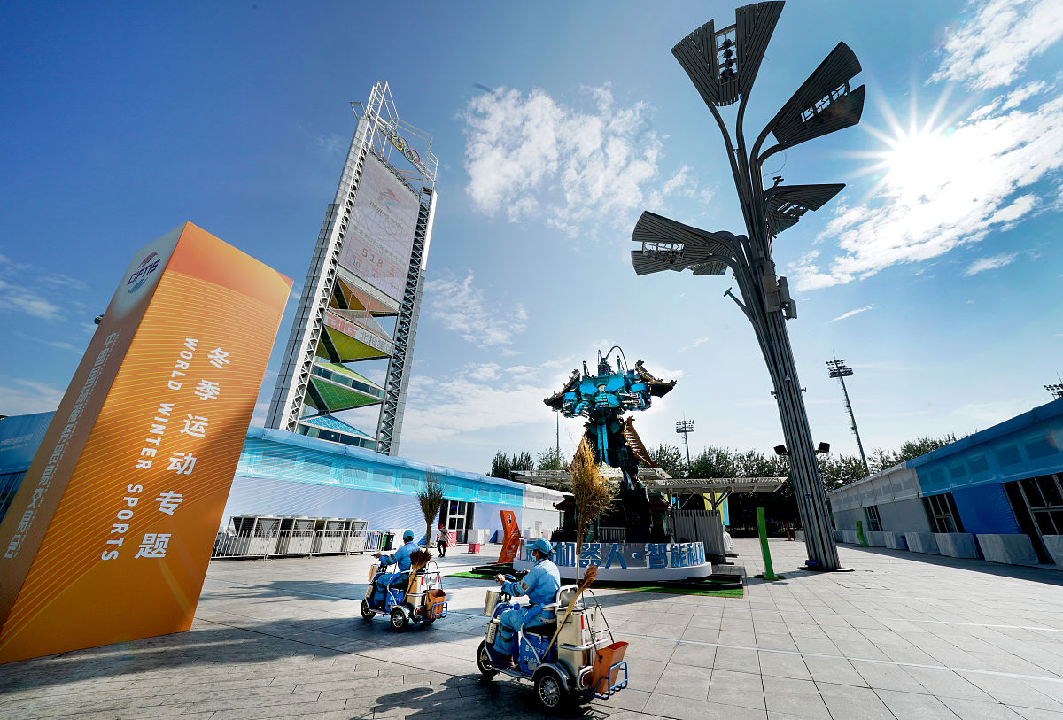 2020年9月4日,在北京奥林匹克公园中轴景观大道室外展馆区,玲珑塔打出