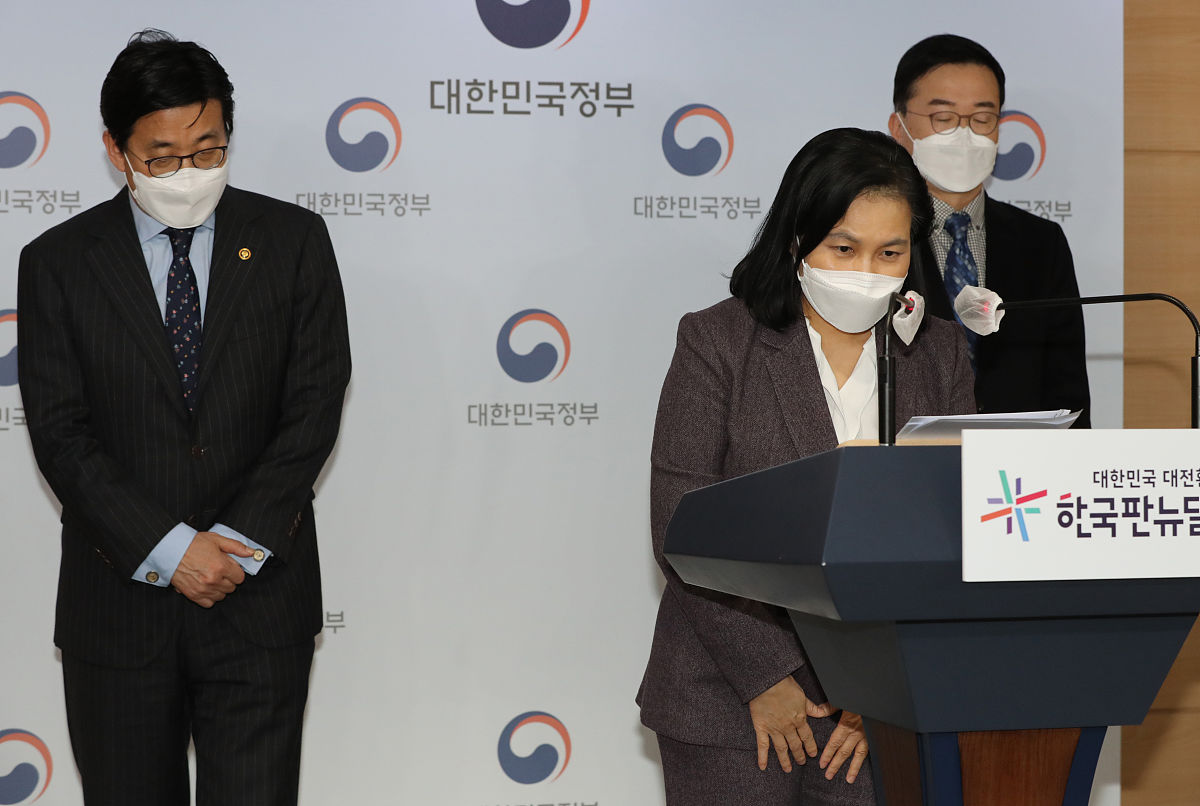 当地时间2021年2月5日,韩国首尔,俞明希出席新闻发布会.当日,韩国候选