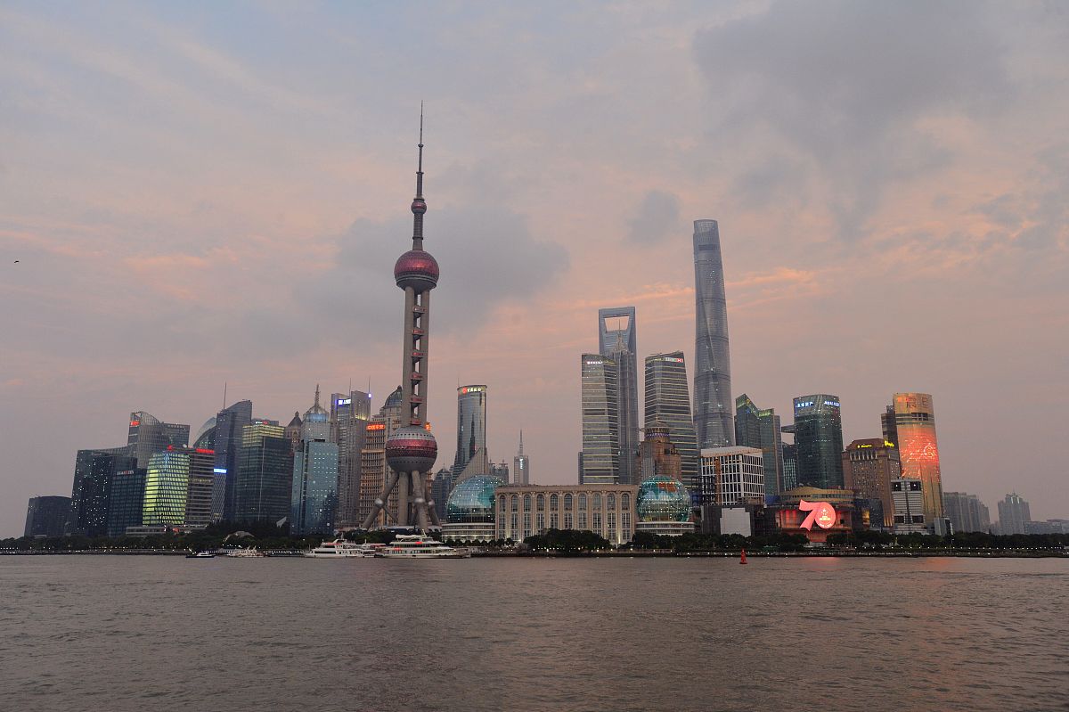 2019年9月30日晚,浦西及浦东的东方明珠等众多建筑群了.