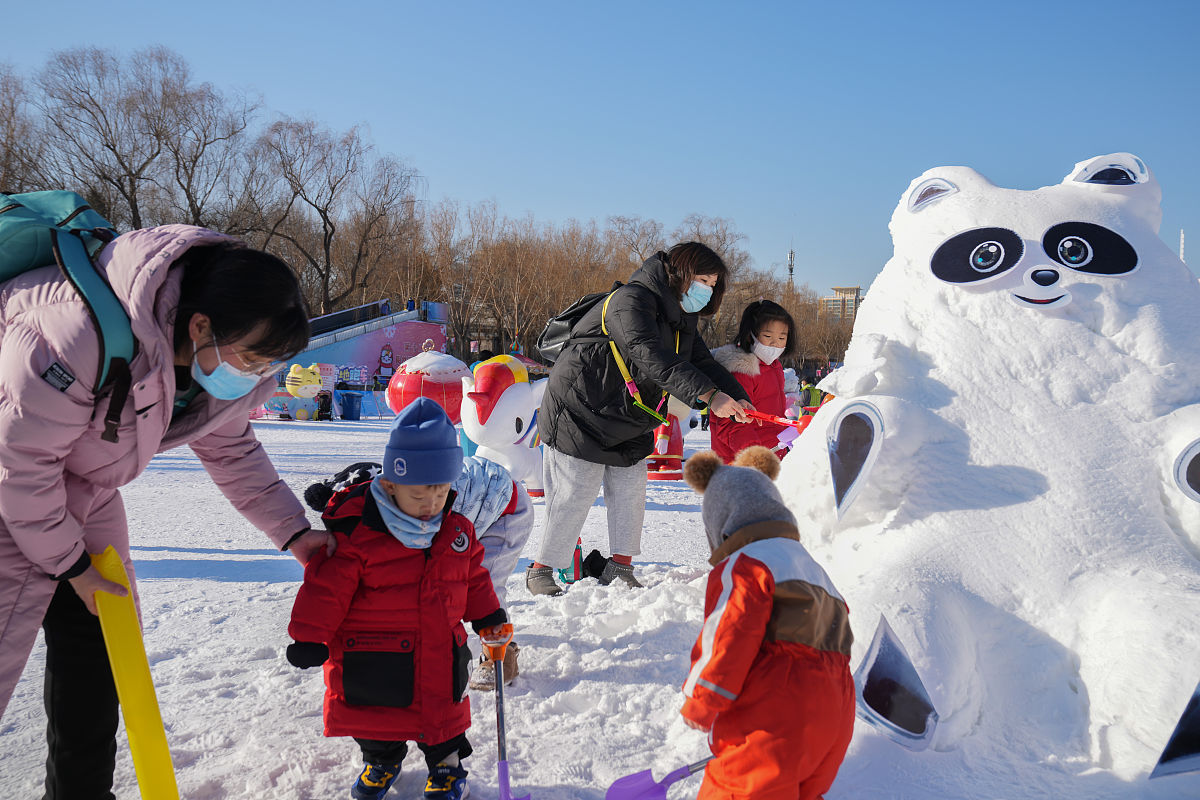 2021年12月31日,北京陶然亭公园,游客正在畅玩冰雪.当日,随着北京2022