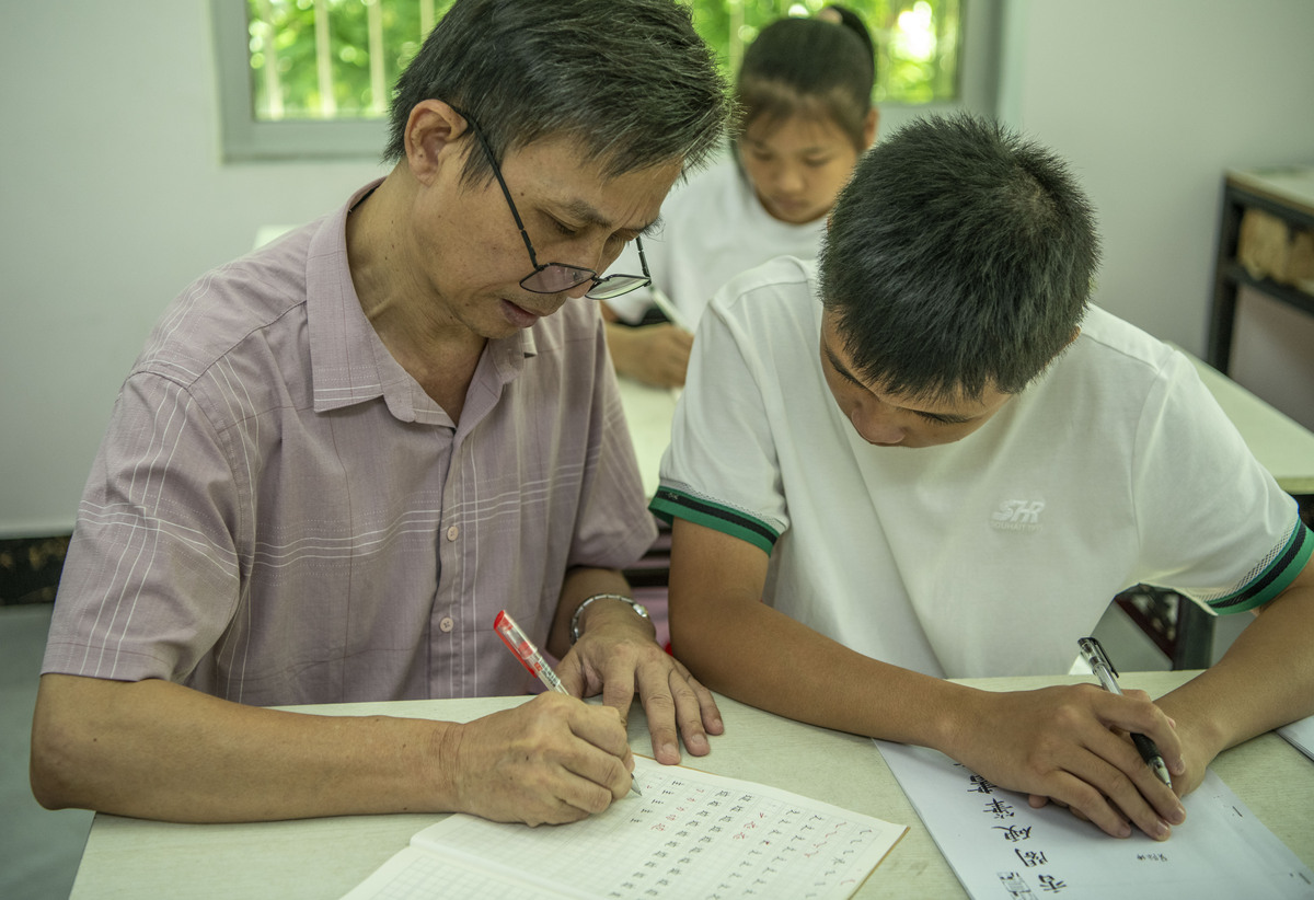 小学生书写工整秘诀：从笔握姿势到练习技巧
