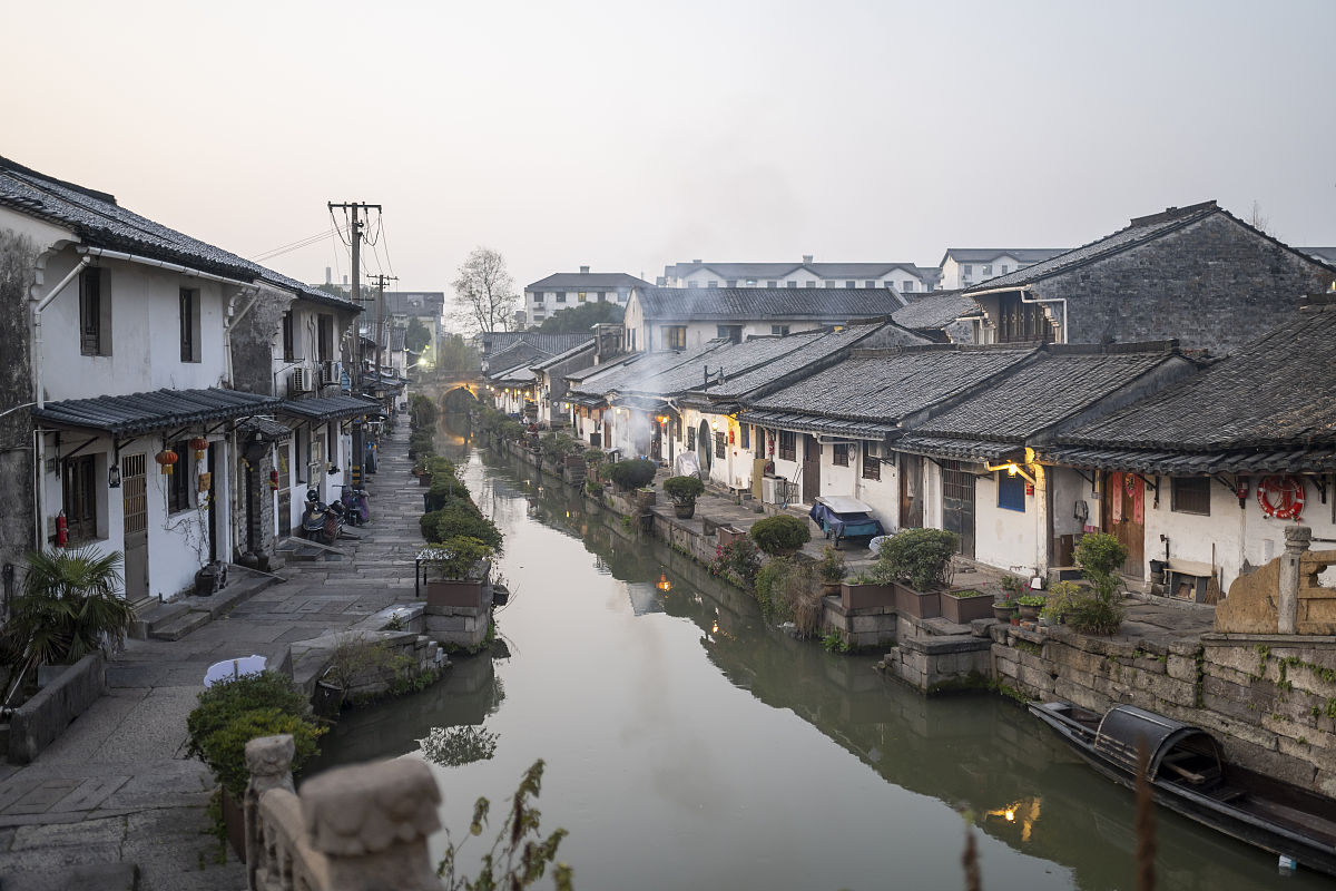2022年1月14日,浙江绍兴,寒冬降临,水乡老街河沿建筑黑瓦现白霜.