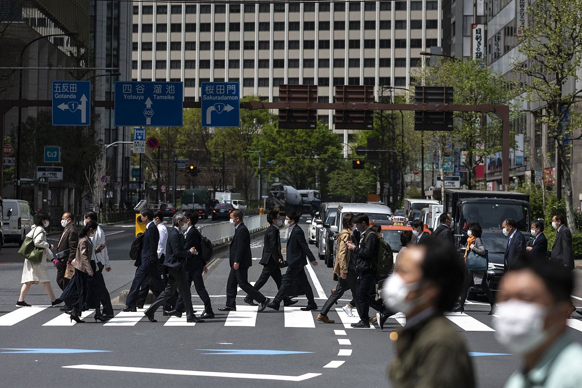 当地时间2021年4月1日,日本东京,民众戴口罩出行.世界卫生组织官网最