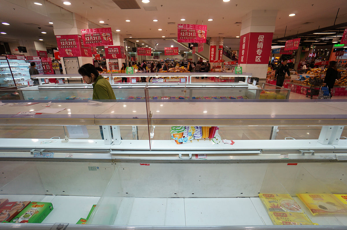 2017年12月30日,广州,市民在抢购商品.根据此前的公告,永旺超市将在12