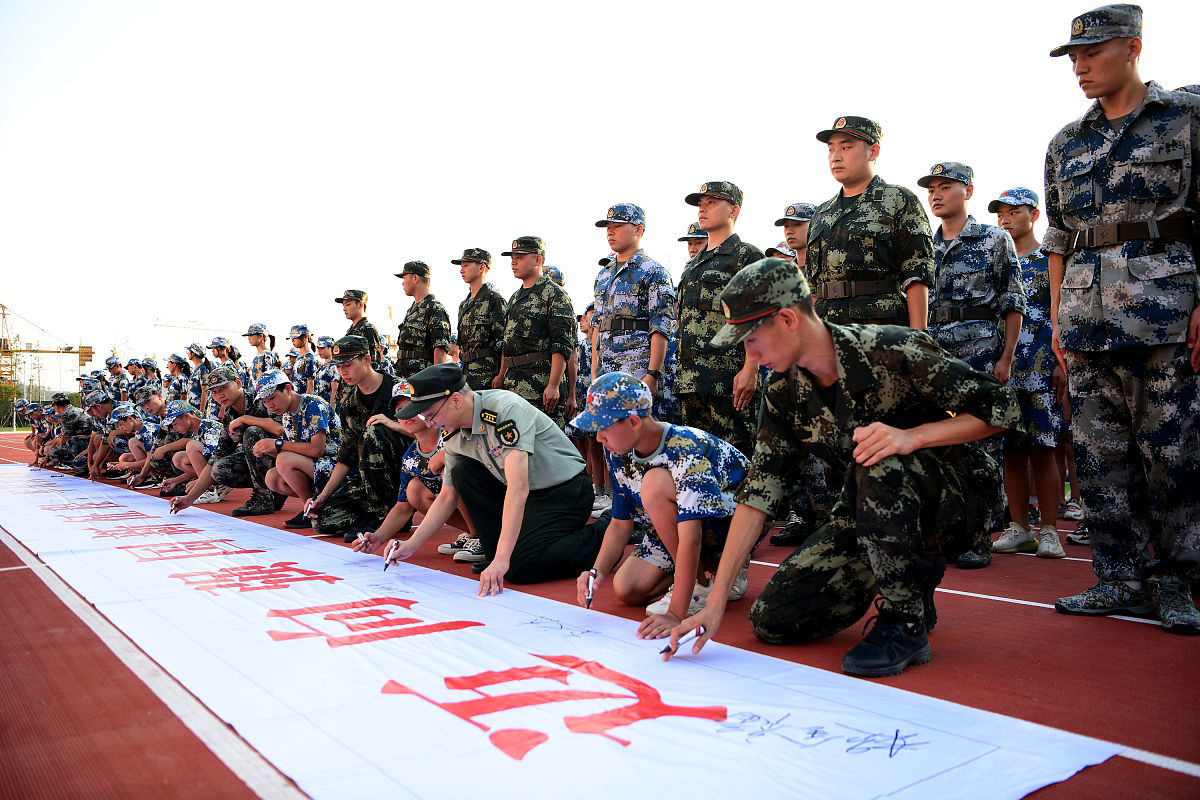 不好意思请用中文论文的格式写一篇1500字左右谈新形势下大学生国防教育的意义