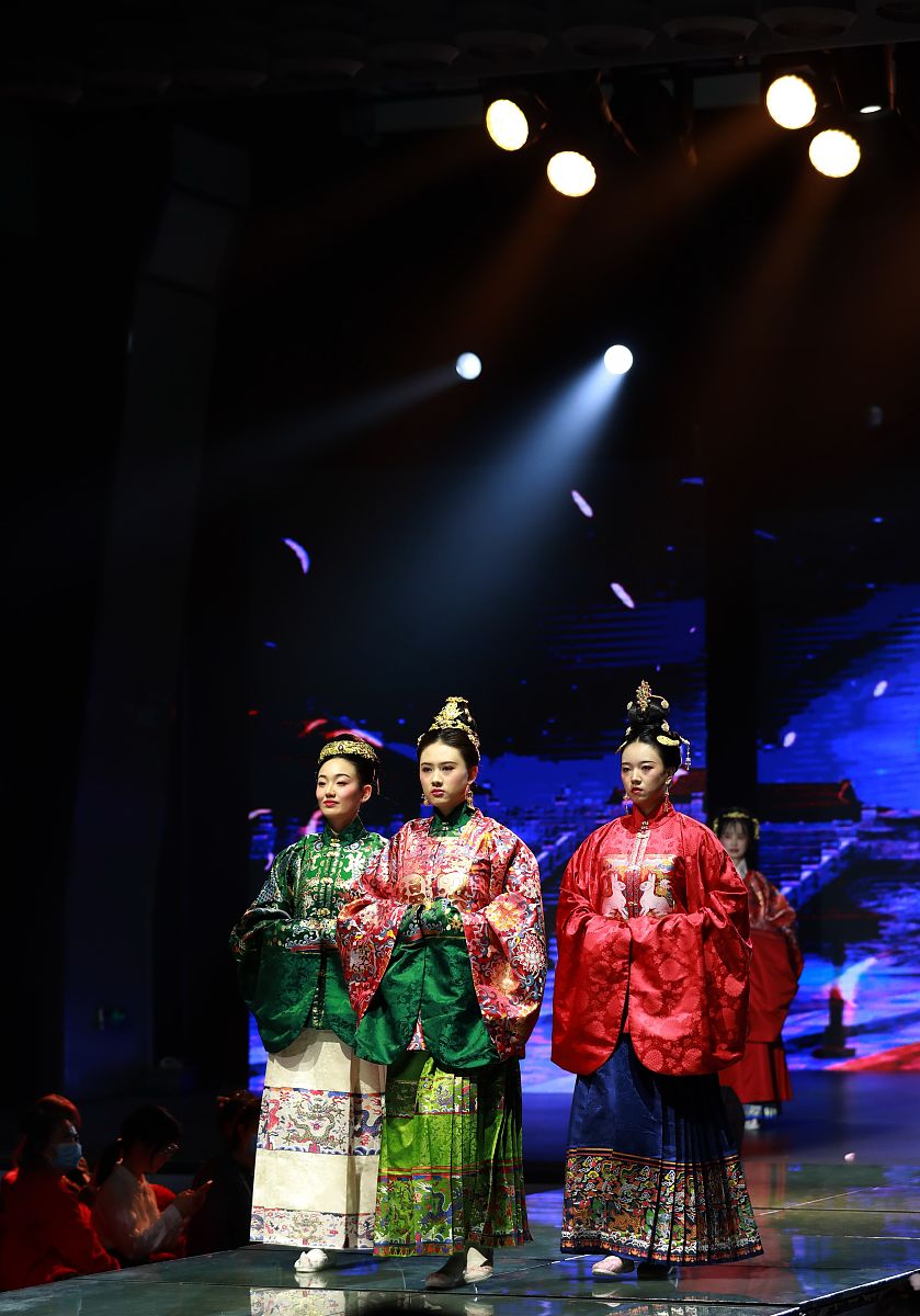 著名蒲剧表演艺术家景雪变两度做客央视戏曲频道，讲述多变蜕变的蒲苑人生