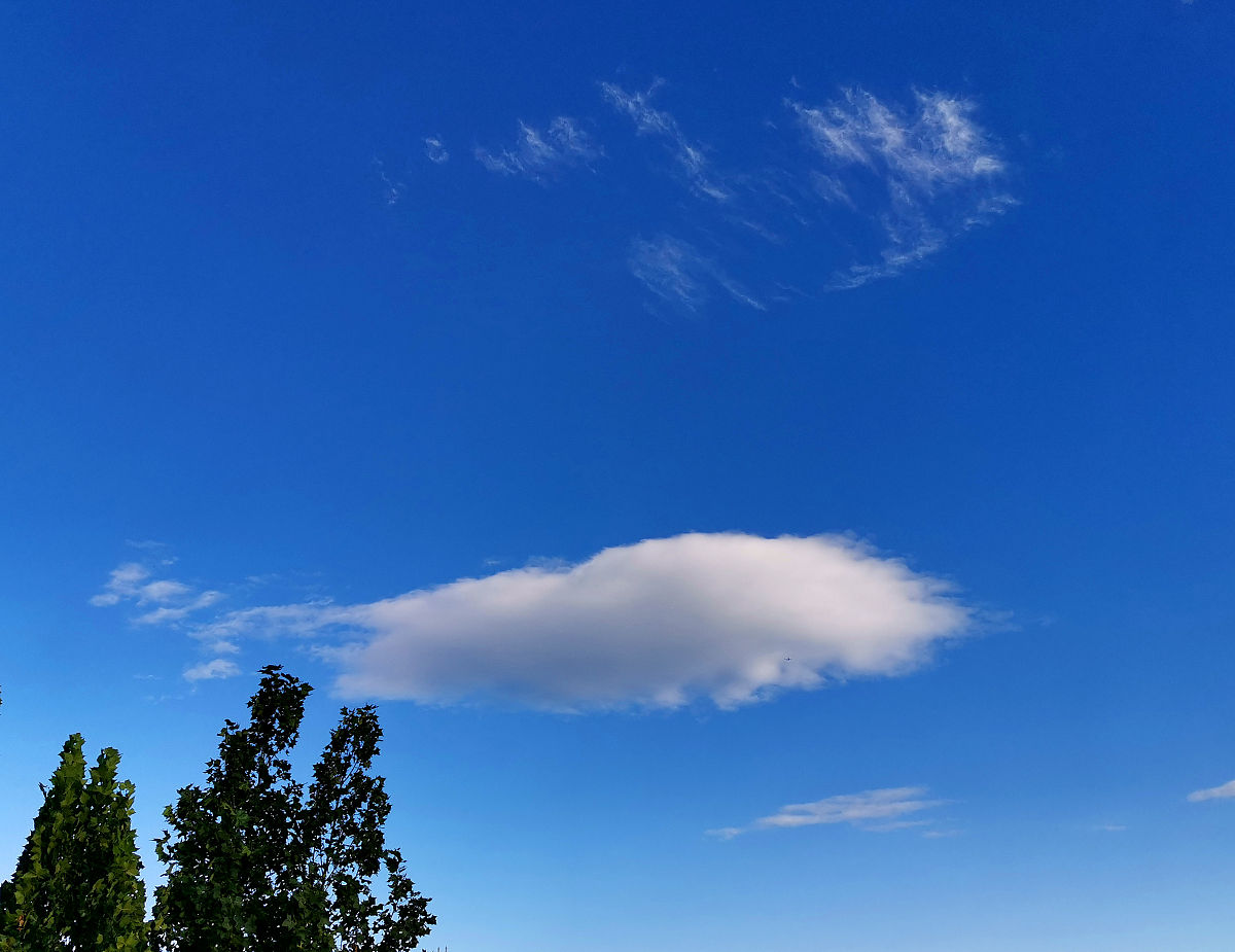 雨后初晴的清新美景：天空的色彩与心情的舒畅