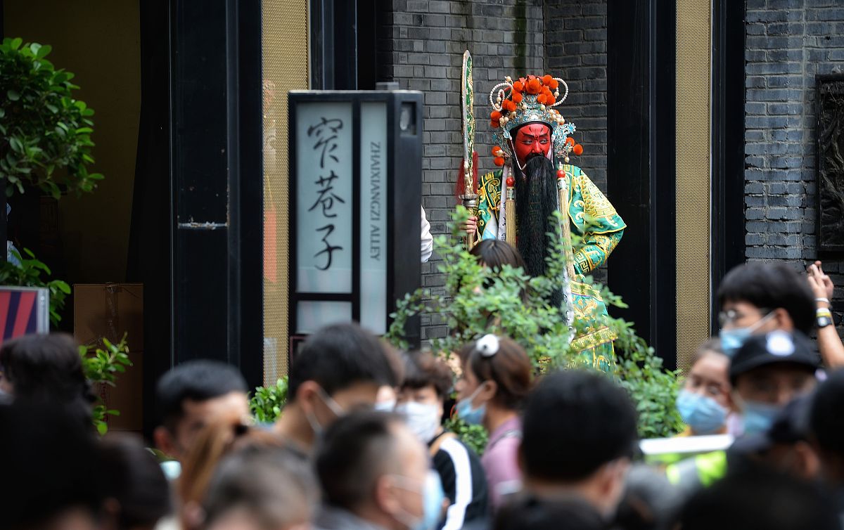 2020年10月3日,成都,游客在景区游玩.(如需下载使用,请务必署名:红星