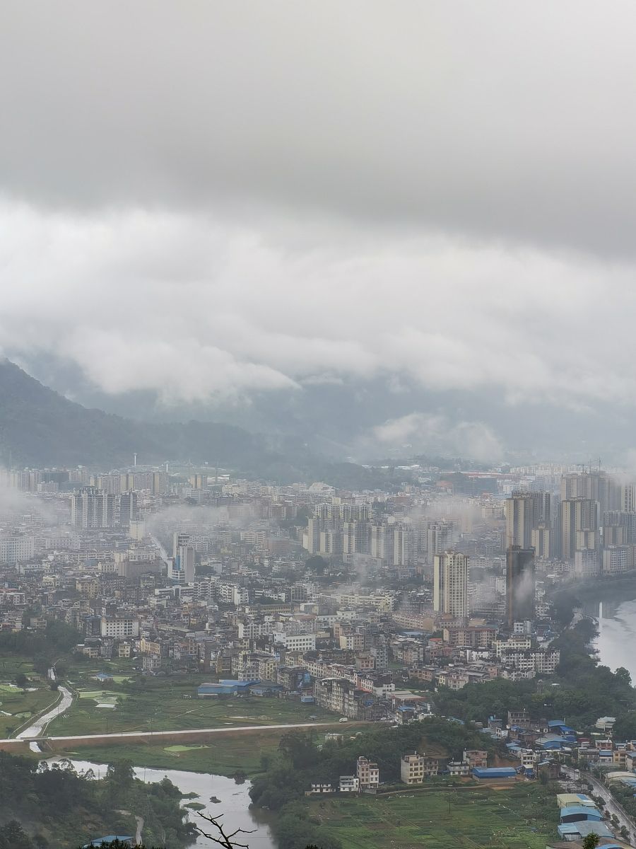 2021年5月3日晨,广西贺州市昭平县城乌云密布.