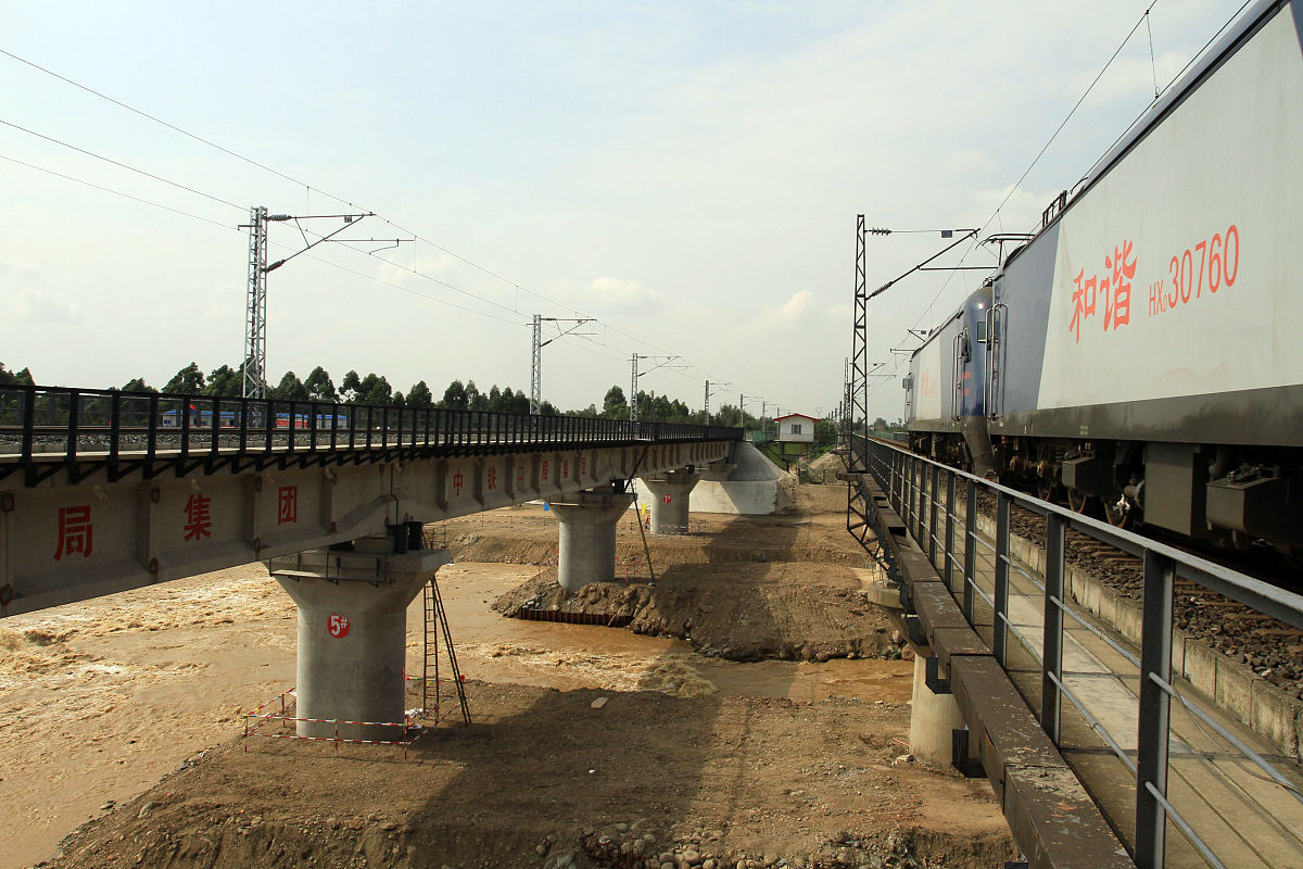2010年10月12日,经过50多天紧张的抢建,在先后进行拆除残桥,巧建墩台