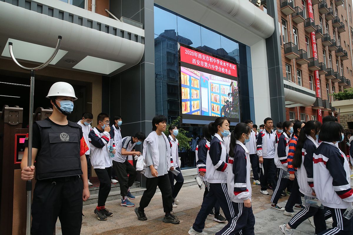 根据下面内容洗稿重新写一篇全新文章南都记者获悉4月3日晚重庆市渝北区教育委员会发布情况通报称3月28日晚区教委接到两江小学校六年级学生张某某校外坠楼的报告。该委高度重视第一时间联合相关部门进行调查协调处理。经调查该生在课后服务期间与学校不参加第二时段课后服务的学生一道离校往住家小区方向离开随后从小区楼顶高坠。后经120急救医生现场确认该学生已无生命体征。经公安机关调查排除刑事案件可能。对张某某校外