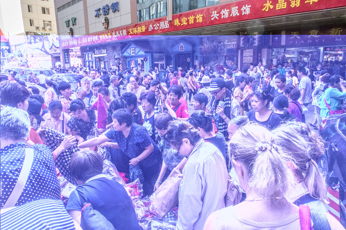 2017年9月11日,北京,天意小商品批发市场内人头攒动.