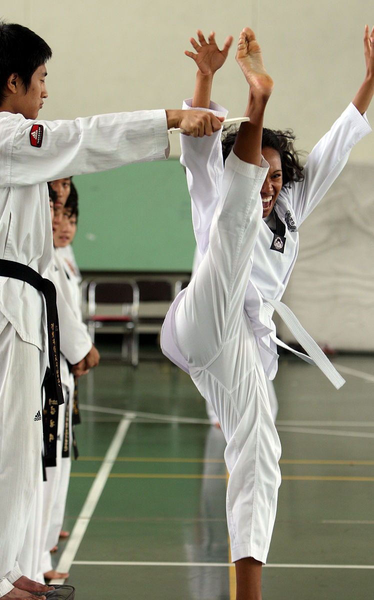 2009年7月15日,韩国首尔,一群外国女学生在接受跆拳道训练.这是首尔女