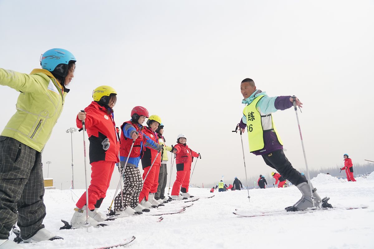 我想学滑雪，请问在中国如何便宜又安全高效的学会