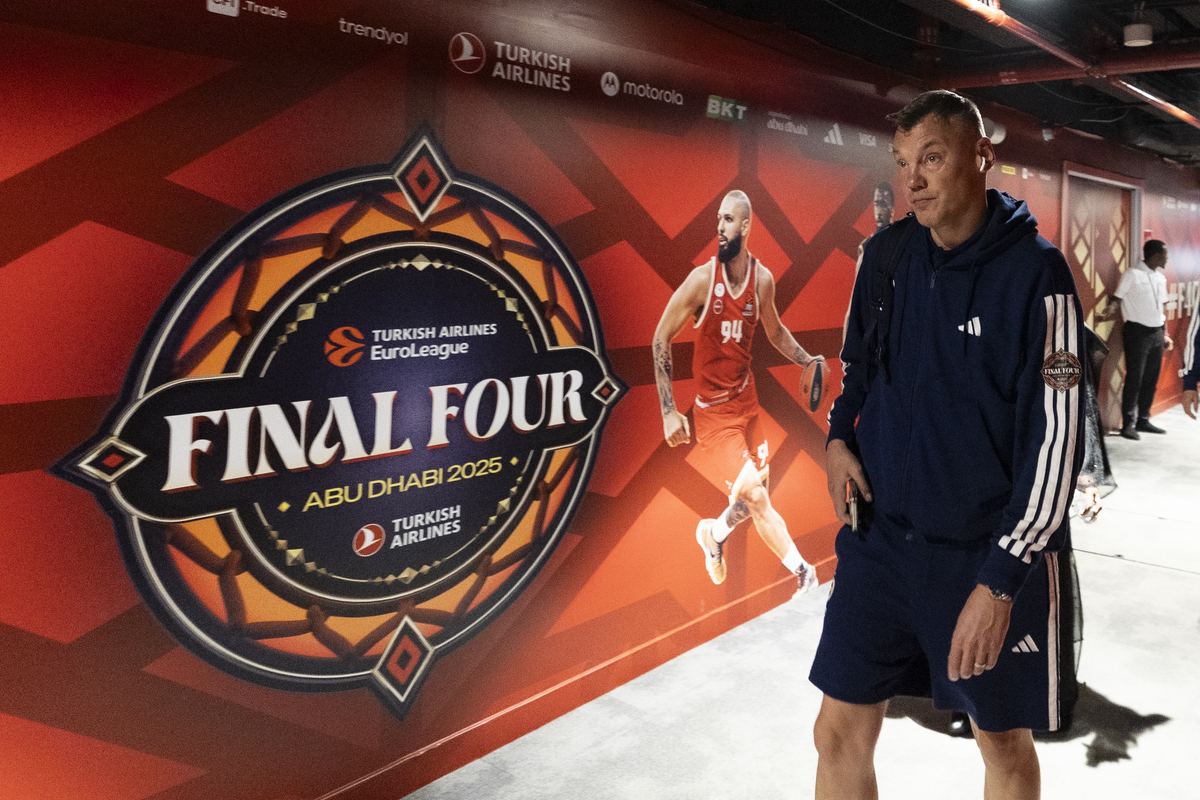 please generate summary with 10 sentences from httpswwwctinsidercomsportsuconn-mens-basketballarticlelive-huskies-final-four-ncaa-tournament-miami-17873471php