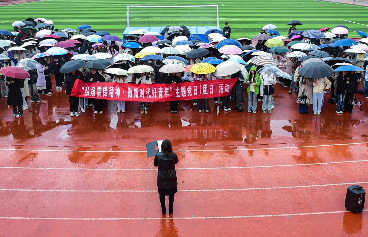震撼！233班运动会方队入场词，燃烧青春，追逐荣耀！