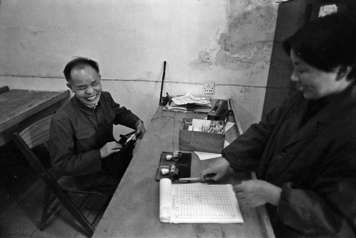 1997年,南京,笔者偶见几位盲人从图书馆走出,他们是来借磁带,回去听书