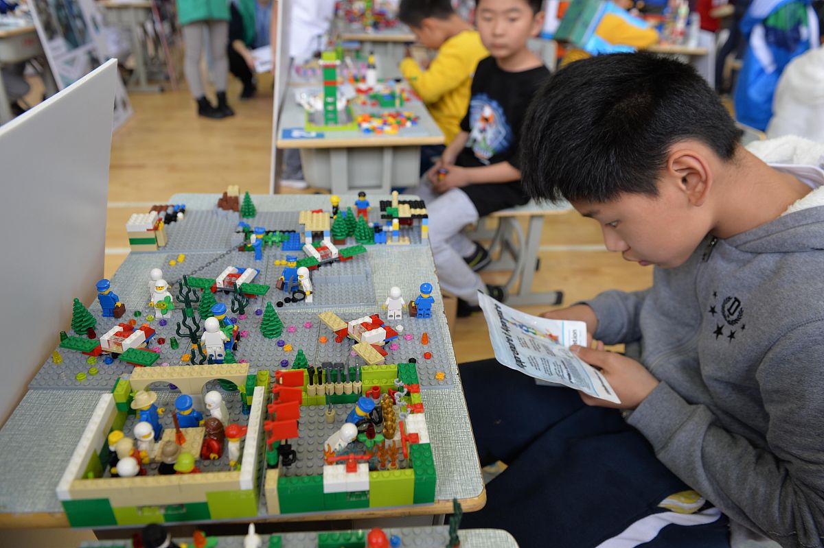 积木搭建成童年的城堡稚嫩的手无尽想象一块块方块一片片拼图幸福的时光在流淌。积木搭建成成长的桥梁接下来要怎么押韵