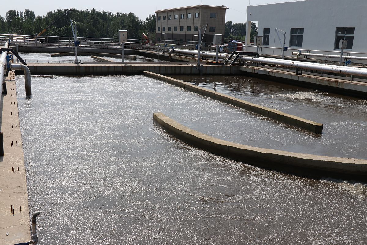 改下下面的话使其意思不变这种方法的优点主要包括：技术所需要的反应装置简单且价格便宜、降解废水的速度快、对废水的降解率高、清洁环保没有对环境污染。因为这些原因这项技术在处理解决染料、纸张、纺织品、化学品、皮革和药品等有机废水上作出了不容忽视的贡献。