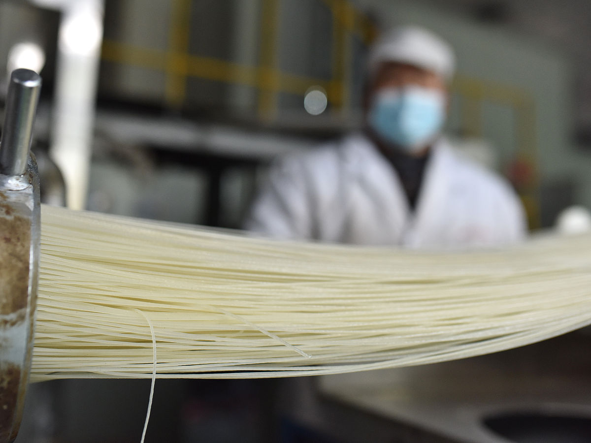 1写一篇4000字的论文；2以《湖南米粉以及蕴含其中的饮食文化》为题具体要求如下：2摘要：中文摘数应在300字左右英文摘要与中文摘要内容要相对应；3关键词：关键词以3—5个为宜应该尽量从《汉语主题词表》中选用分号隔开；