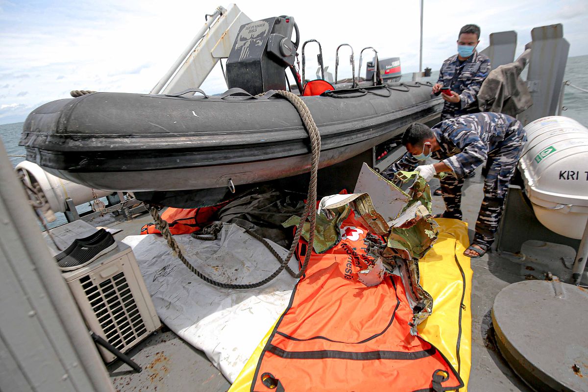 事故发生后通讯受阻：仅船长通过手机与检验员保持联系