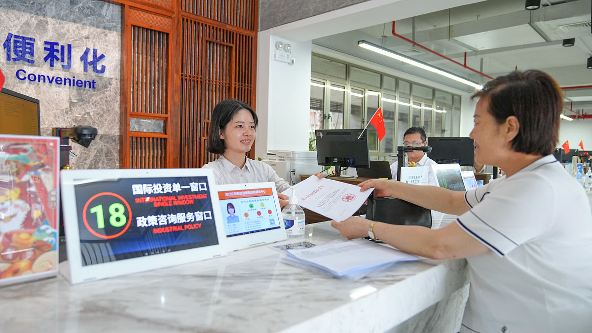 德州市12345政府办事效率一直是市民关注的热点问题。然而最近有市民反映他们在12345平台上投诉一些问题但却被当成是下线处理这引起了广泛的关注和质疑。本文将从政府服务的重要性、12345平台的作用、政府服务效率的现状和提高政府服务效率的措施等方面进行探讨。一、政府服务的重要性政府服务是政府与民众之间的桥梁它直接关系到百姓的切身利益也是治理现代化的重要组成部分。优质的政府服务能够提高百姓的满意度和