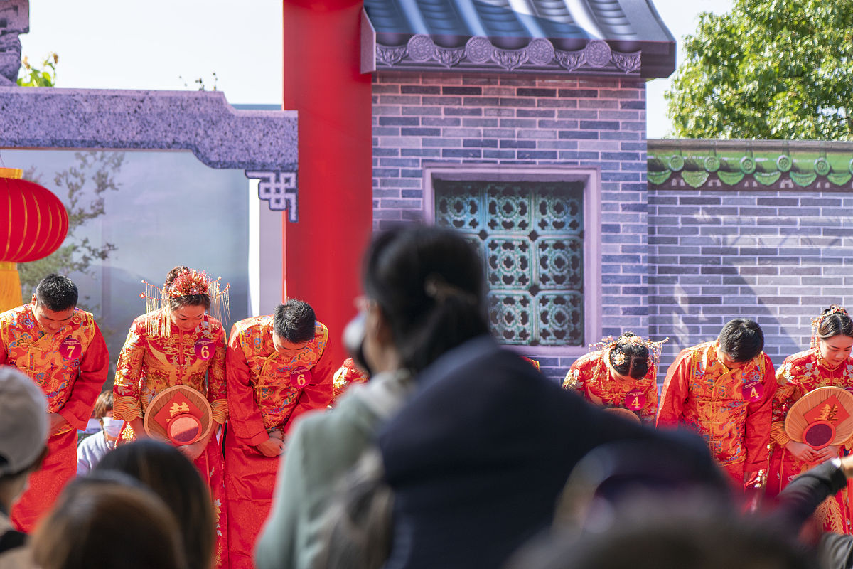 父亲去世后女儿婚礼还能如期举行吗？传统讲究和个人选择