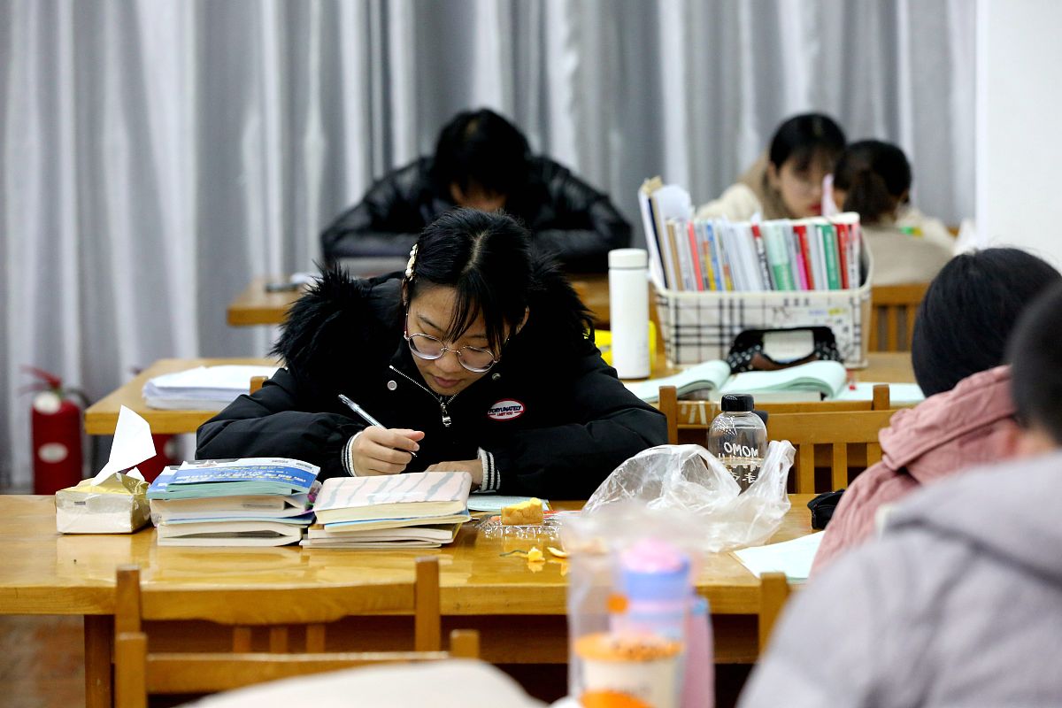 星期一我可以看到学生们的疲倦但实习工作不能停。我只能做好后勤工作