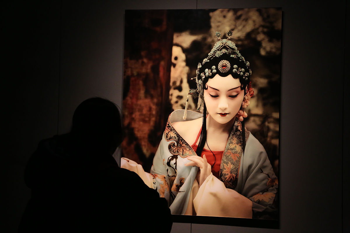 2017年3月29日,北京,观众在"冯海的世界"摄影展上参观《新游园惊梦》