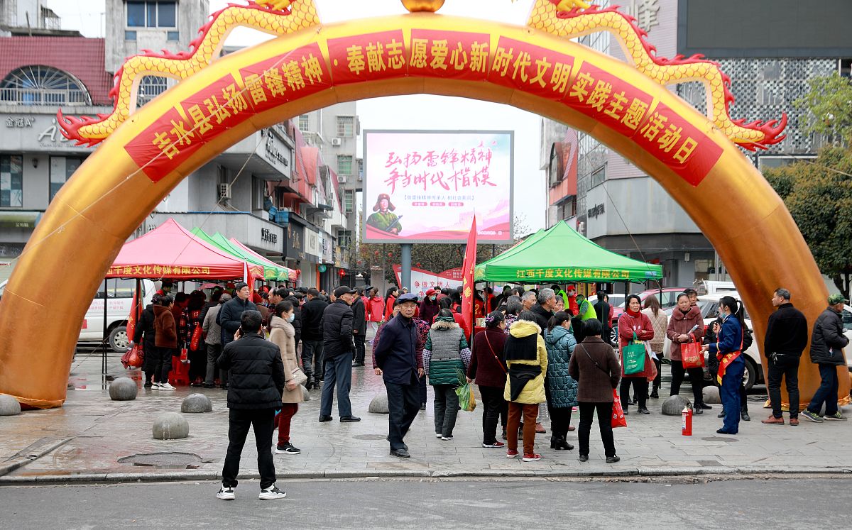 《奋进新时代致敬劳动者》读后感：弘扬劳动精神，致敬劳动者