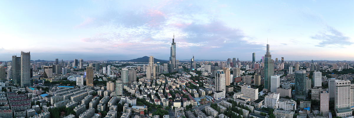 2021年8月5日,夜幕下的南京鼓楼区城市风光.