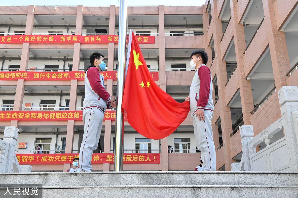 ：假设你是一名合肥一六八中学即将升入高二的女生你的选科 在最后一周由物化生改为物理化学政治之前在强基班学习感受相较轻松但高二决心努力学习💪最后请以回顾萌新生活点滴思考前路方向为题目写一篇文章要求字数不少于800字