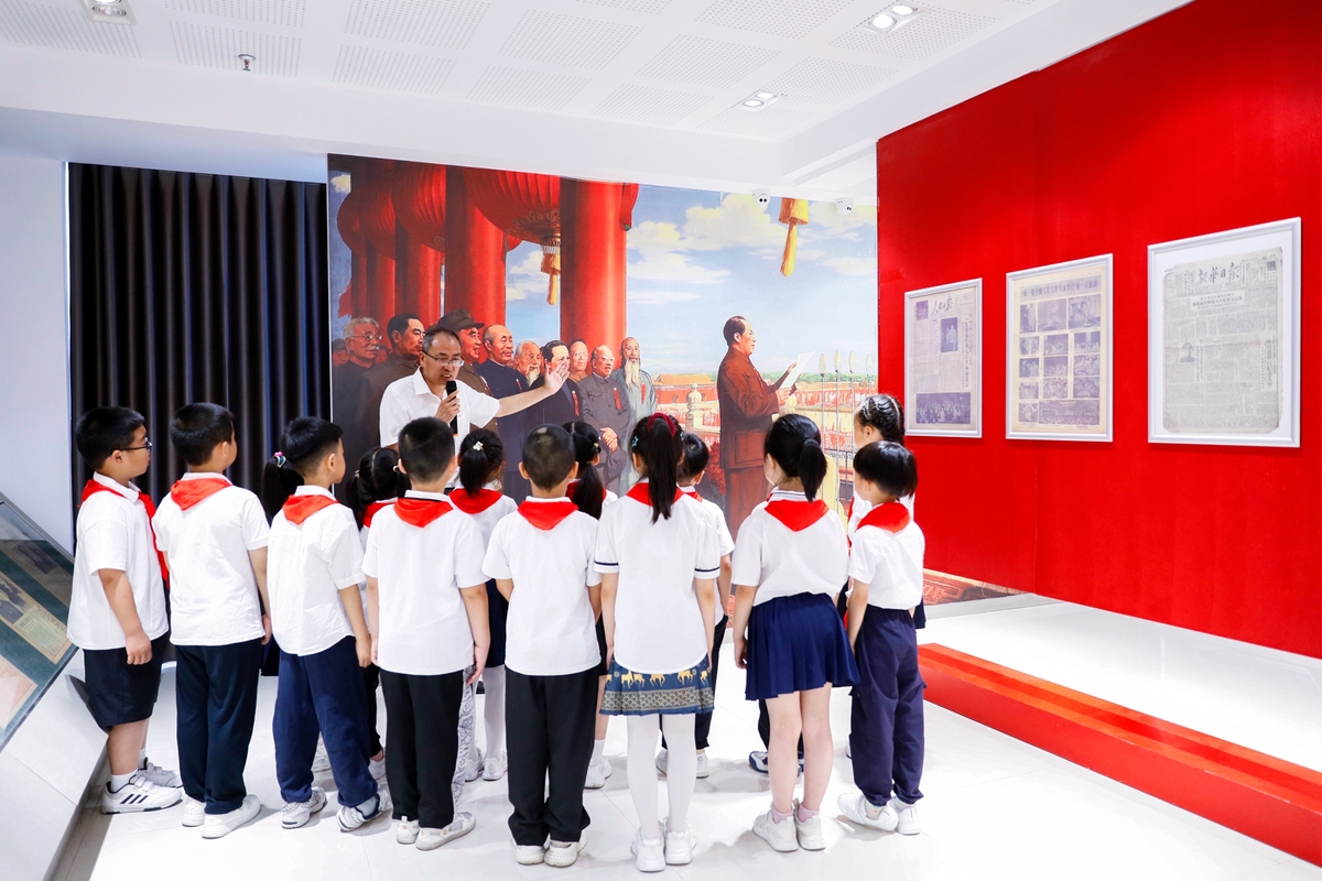 想一个烈士纪念馆参观与红领巾少先队员志愿讲解烈士事迹作为核心内容的阅读宣讲活动字数在600中文字符左右要求文字优美逻辑通畅加入适当描写