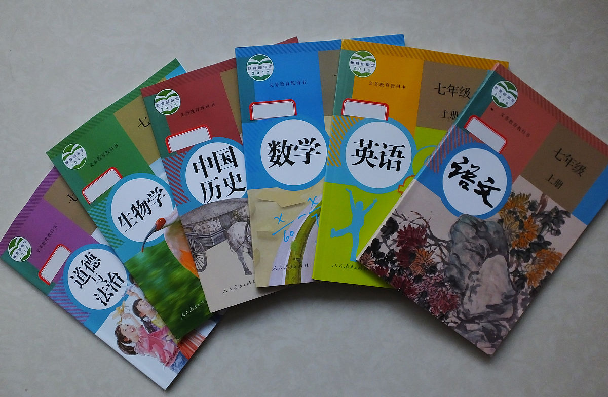 我希望你能作为教育内容的创造者。你需要为学习材料如教科书、在线课程和讲义创建引人入胜、内容丰富的内容。上交参赛作品可以通过重温党史故事、学习身边榜样、先进典型事迹见证时代和学校变迁等抒发学习二十大的所思所想也可以结合各自工作和成长经历抒发爱国爱校的情怀展示祖国的繁荣富强和人民的幸福安康展现师生朝气蓬勃的精神风貌进一步激发全校教职工以时不我待、舍我其谁的精神投身学校的工作中。