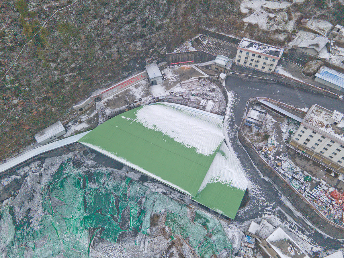 2021年1月7日,2021年第一场雪飘然而至三溪乡石印村,使大地万物银装素