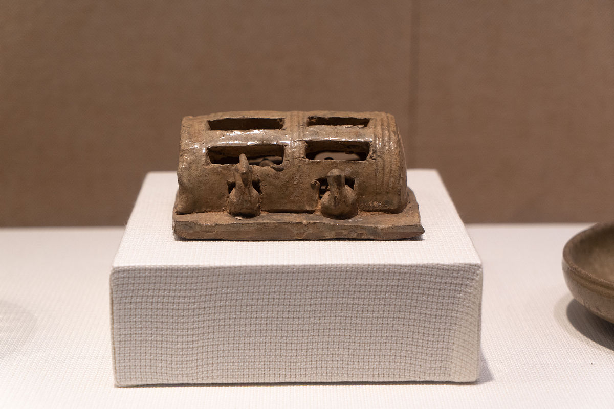 2021年7月24日,杭州,浙江博物馆瓷器展.西晋越窑青瓷鸡舍.