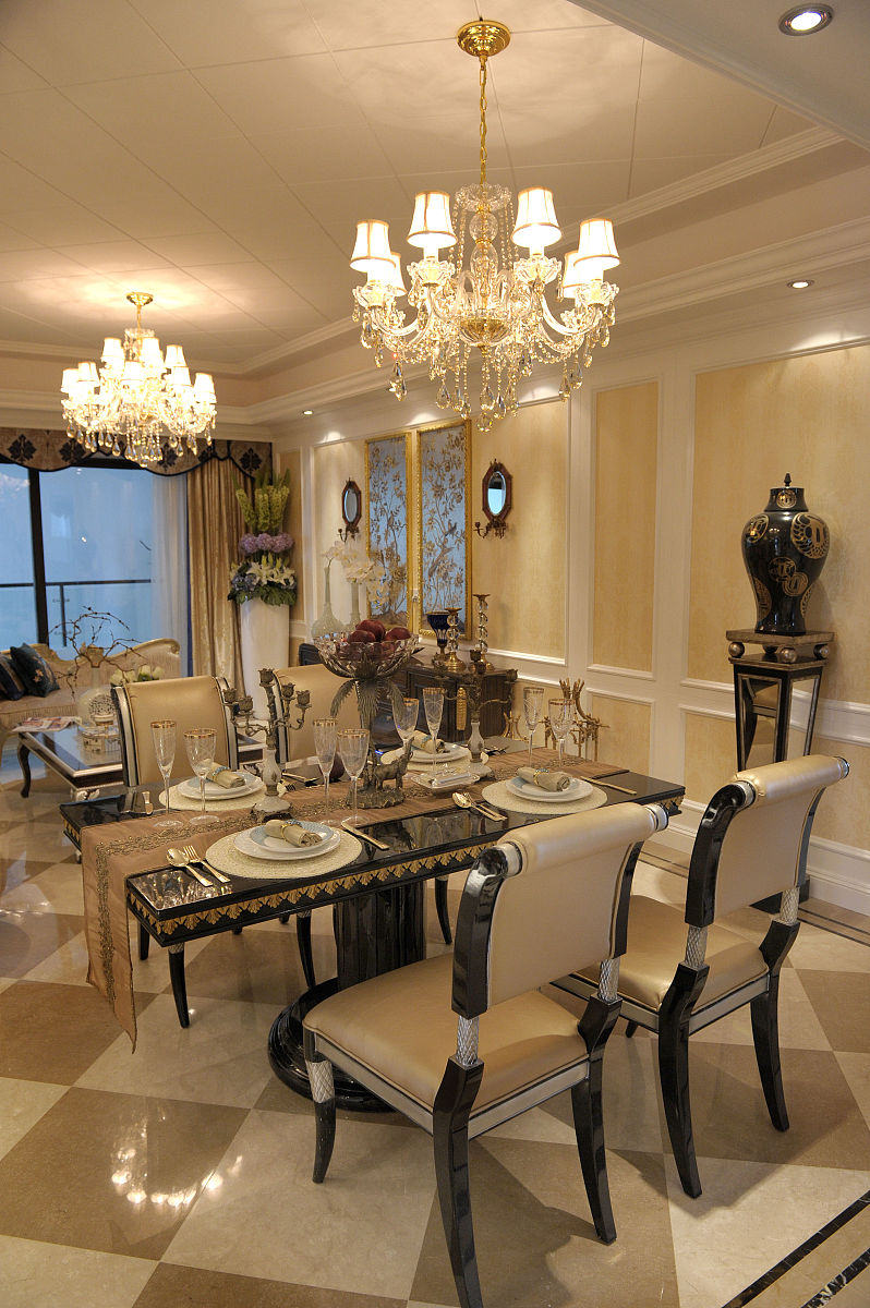 目的：优化集团公司旗下各建材家具商场的保险购买方案。目前情况：已购买公众责任险、财产一切险、雇主责任险请提供具体的优化方案及细则要求包括但不限于保险品种、保险条款、可达成的承包范围其中至少需要承保公区、展厅区因物业设施问题导致的赔付、人身伤害赔付等。