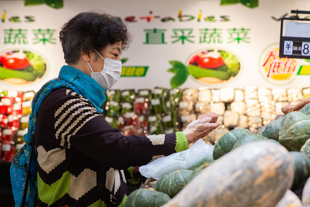 生鲜电商行业中配送服务的方便快捷、在规定时间送到消费者的手中保障人们在快节奏的工作和生活中对生鲜商品的需求。虽然生鲜配送市场是越做越大但严重暴露缺乏监管这一痛点。生鲜电商行业存在监管问题是多方面的其中的配送服务虽然便捷却也存在配送人员对食物安全意识不足、容易引发交通安全等系列问题。该如何详细说明？