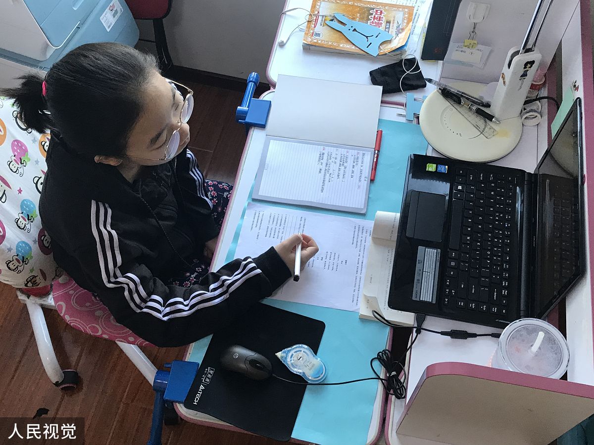 推广文案女大学生使用的随身wifi上个月买的这个wifi一开始真的懵不清楚买哪家真的慌呀！挑了几天最后还是挑不出来就找了几个朋友买过的随身Wi-Fi比较选择比较相信的一家随身Wi-Fi入手的一用就到现在。至今都没断天天用它上考研网课有时候直接拿到自习室去用真的方便呀看视频玩游戏什么的都不卡。流量我认为不虚限速更谈不上价格也不贵我买的是298元300G的售后是真的好姐妹们这个不是广！是皇哲的品牌