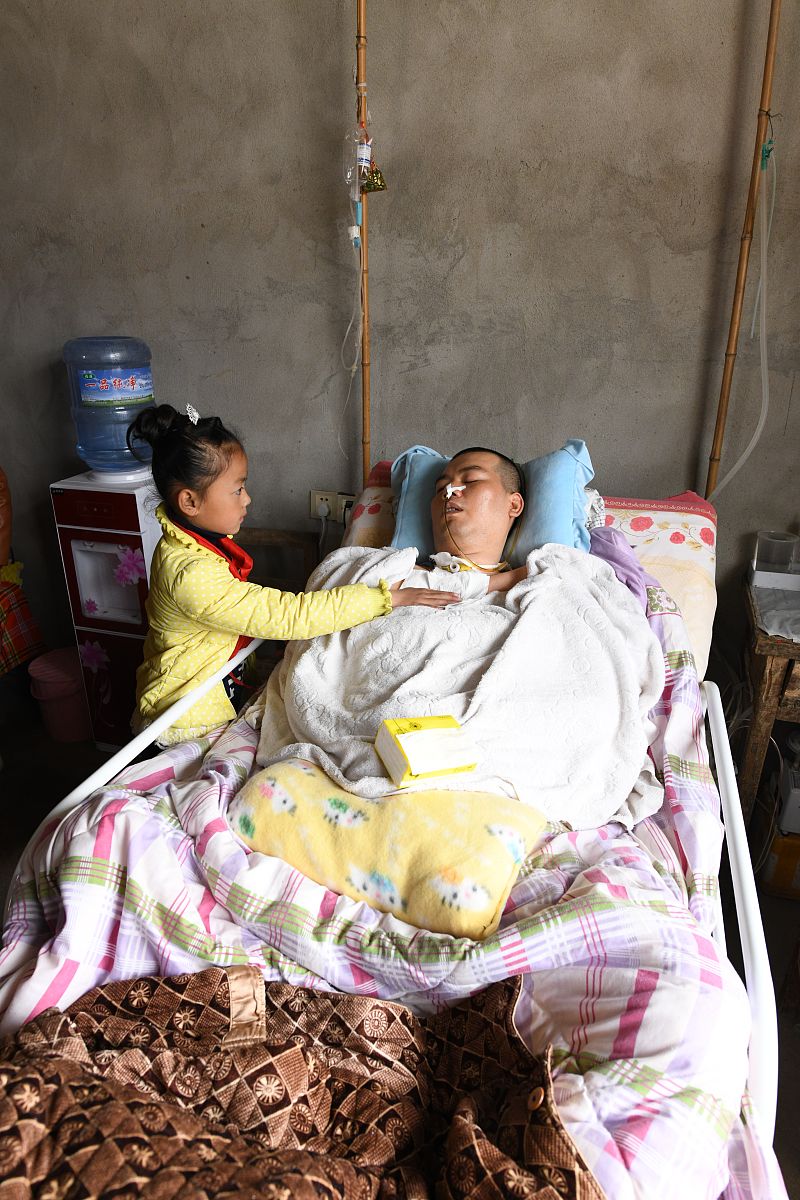 山东岁男孩独自生活：父亲离世母亲患病，他用破蛋撑起家庭