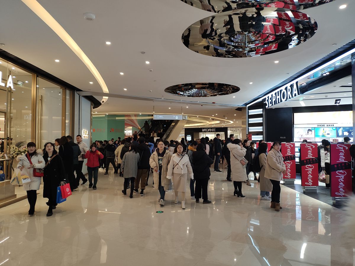 2019年12月18日,郑州,建业凯旋广场开业,吸引众多消费者前来购物.