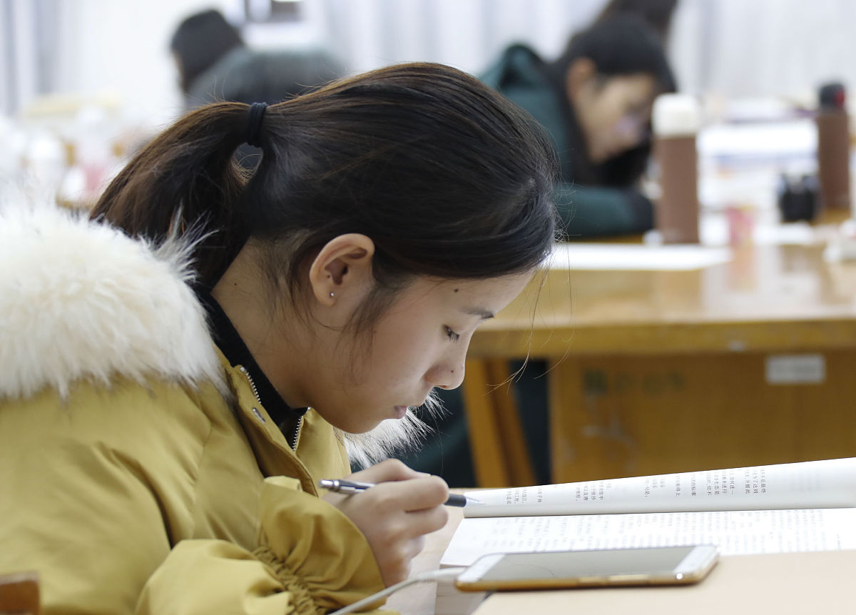2018年12月19日,江苏淮安,淮阴师范学院,考研学生在图书馆内看书复习.