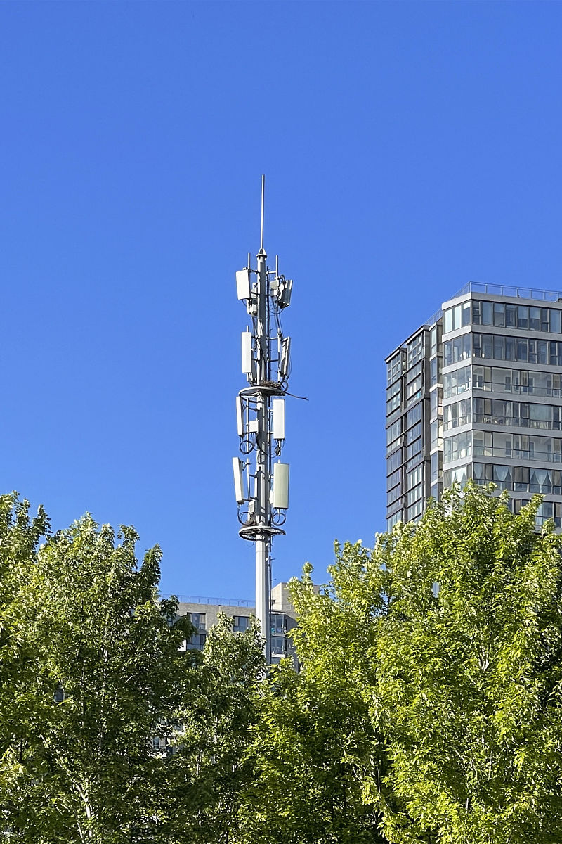 2021年6月3日,北京,4g和5g基站天线塔杆.