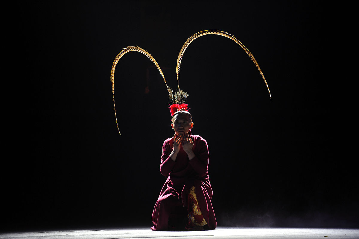 2016年9月9日晚,武汉黄鹤楼下,他身穿红袍演出经典舞蹈《悟空》,以"美