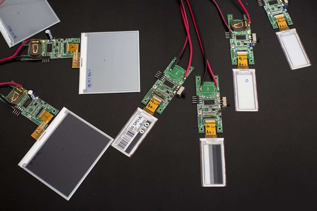 你好您好！有什么可以帮到您呢？10、笔记本机身和显示屏对应部位分别有磁体和霍尔元件当显示屏开启时磁体远离霍尔元件屏幕亮 起；当显示屏闭合时磁体靠近霍尔元件屏幕熄灭。一块长为a宽为b厚度为d的霍尔元件单位体积内的自由电子数为n其导电粒子是电荷量为e的自由电子元件中通有大小为1、方向向右的电流。当显示屏闭合时元件处于竖直向上、大小为 B的匀强磁场中其前后表面间产生霍尔电压以控制屏幕熄灭。则A霍尔元件前