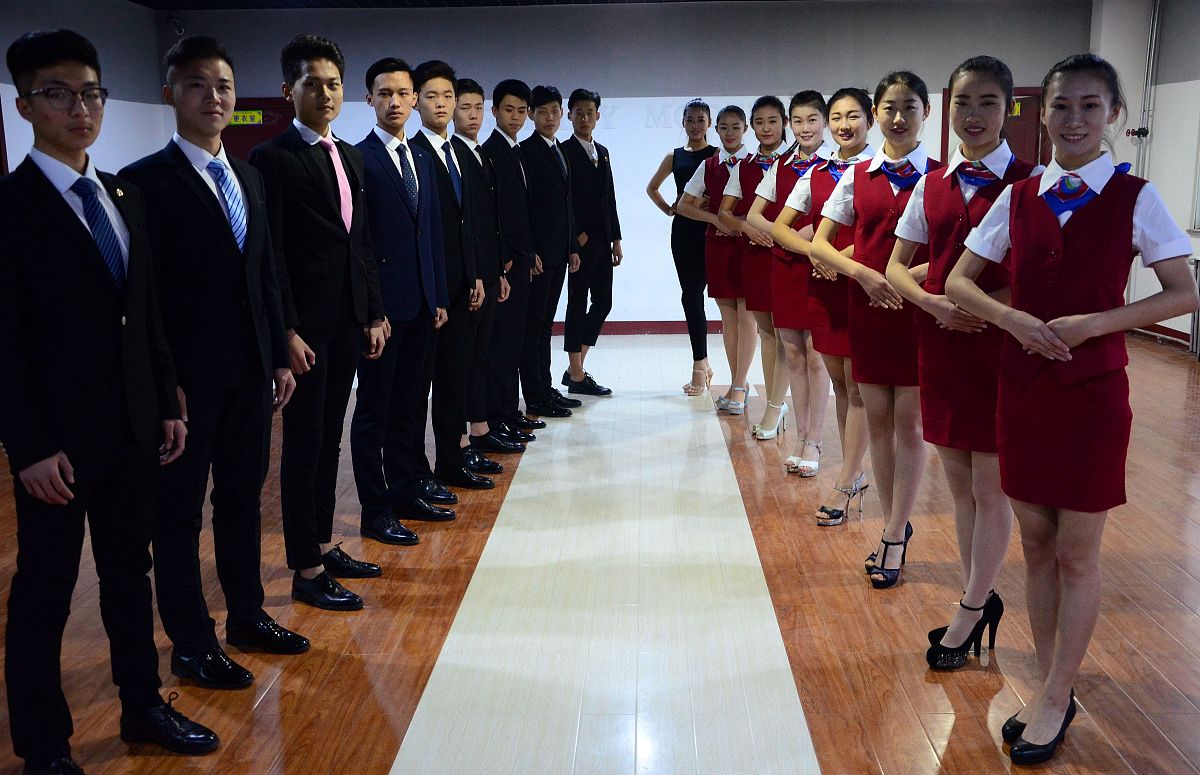 武汉男生读航空服务学校:2023年报考指南与发展前景