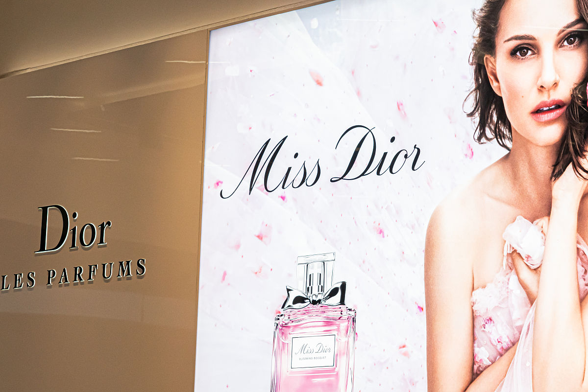 迪奥 vs. 3CE：高端奢侈与年轻时尚的广告策略对比