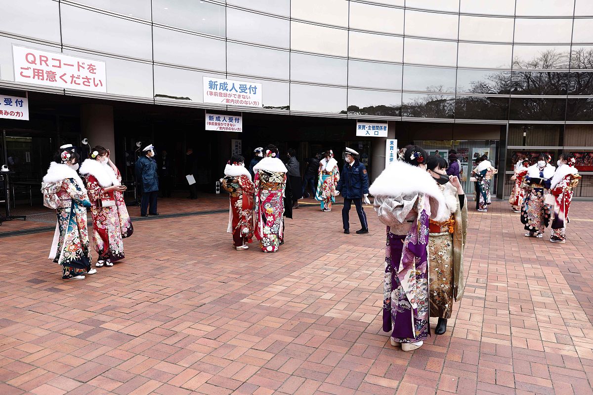 当地时间2021年1月11日,日本神奈川县川崎市,少女们佩戴口罩参加"成人